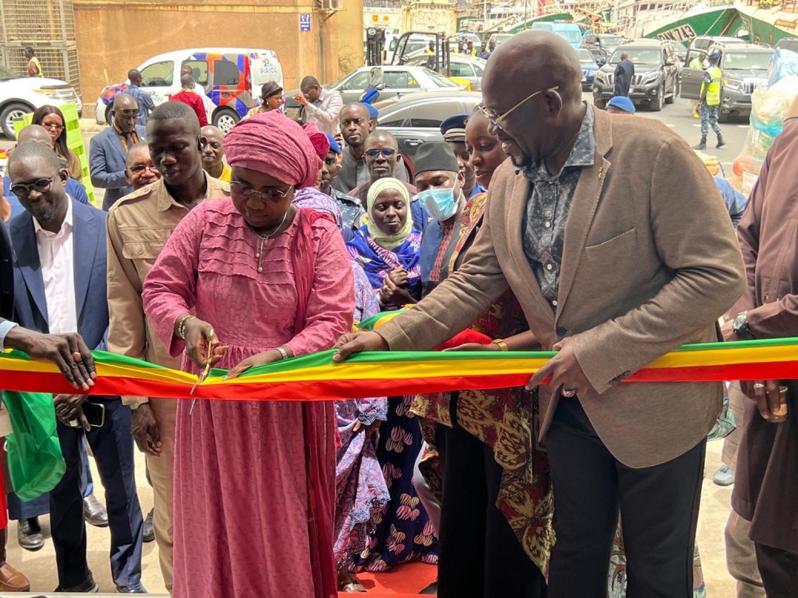 La Ministre Fatou Diouf coupe le ruban inaugural aux couleurs du Sénégal