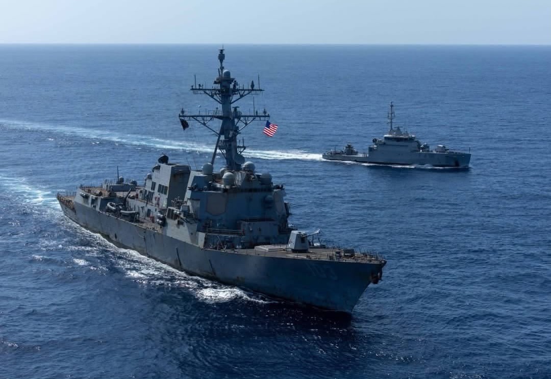 Le patrouilleur Walo et le destroyer USS Truxtun naviguent de conserve