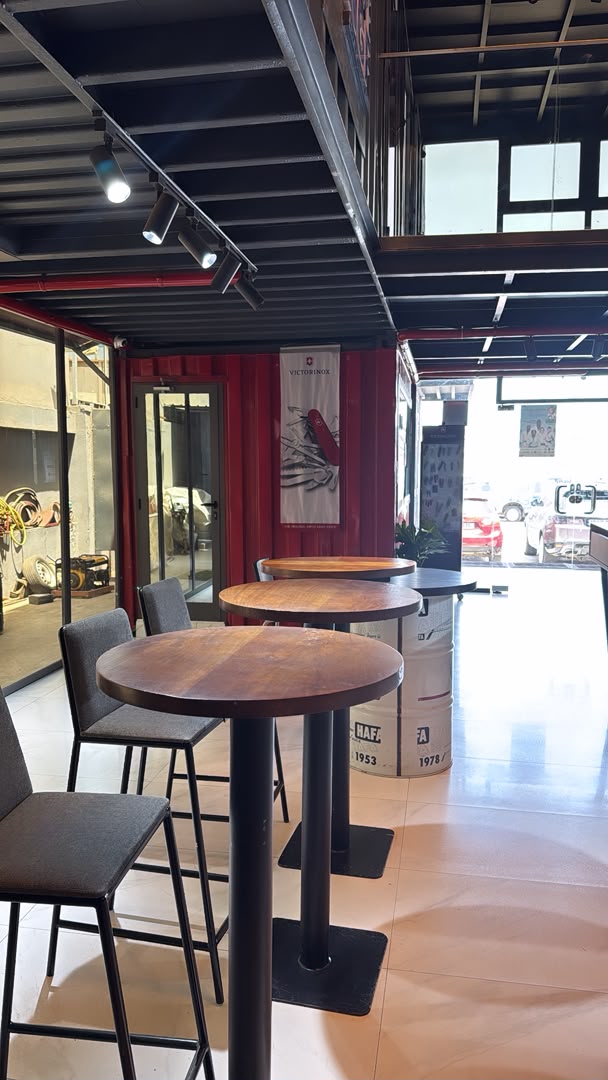 Espace client du siège du Groupe NGF, tables hautes et présentation de la gamme Victorinox