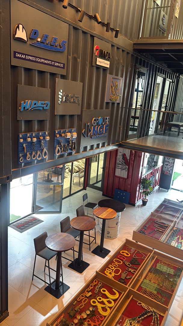 Mezzanine du siège du Groupe NGF, enseignes des marques représentées et vitrines d'accastillage
