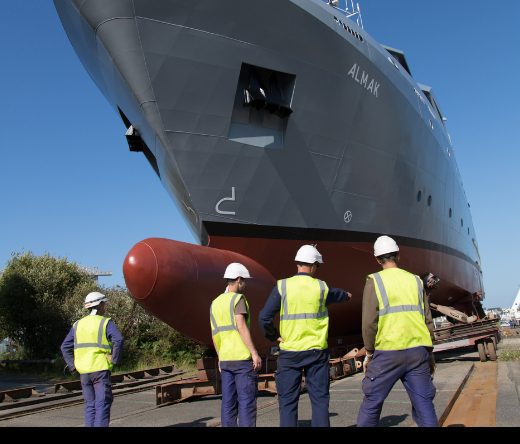 Navire Almak en construction au chantier naval