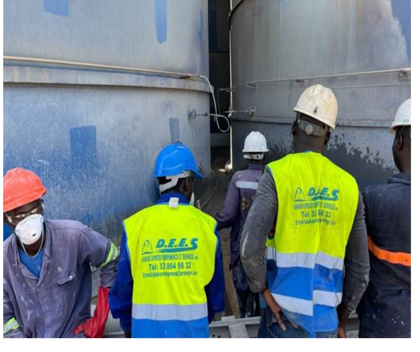 Équipe DEES appliquant un revêtement de protection chimique sur des cuves de stockage