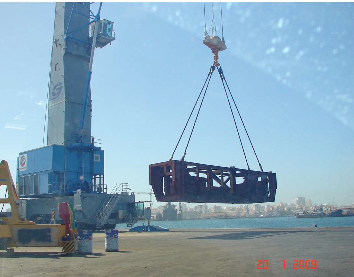 Charge d'essai pour engin de levage portuaire, DP World Dakar