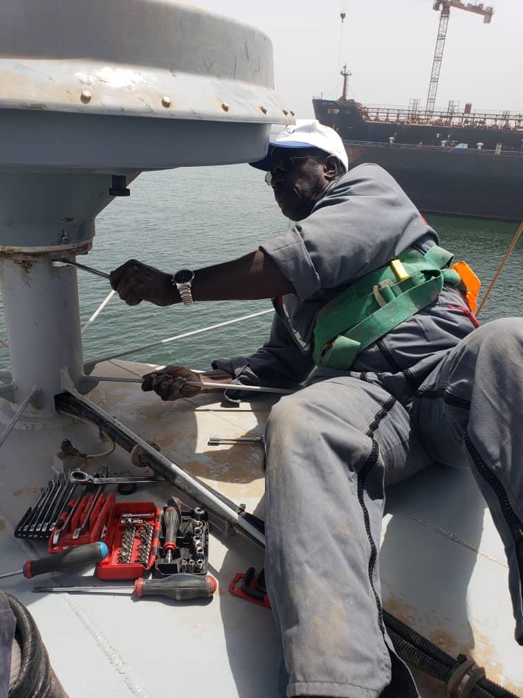 Soudeur au travail sur le pont d'un navire